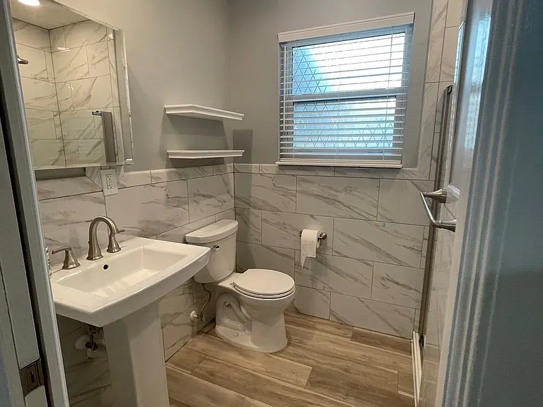 On-suite full bath