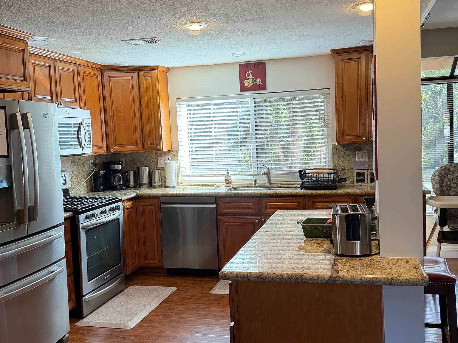 4 bed, 2250 sqft, $5,600 — Photo 2