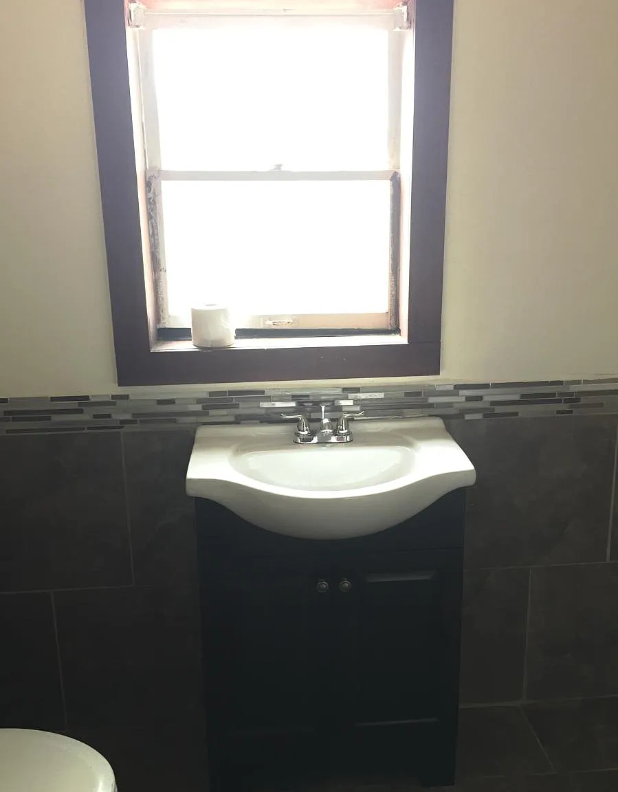 5 bed, 3.5 bath, 2116 sqft, $3,200 — Photo 2