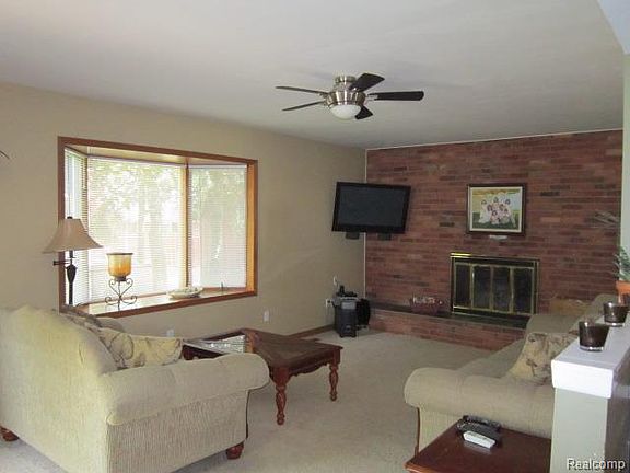 3rd image of 16854 Country Club Dr