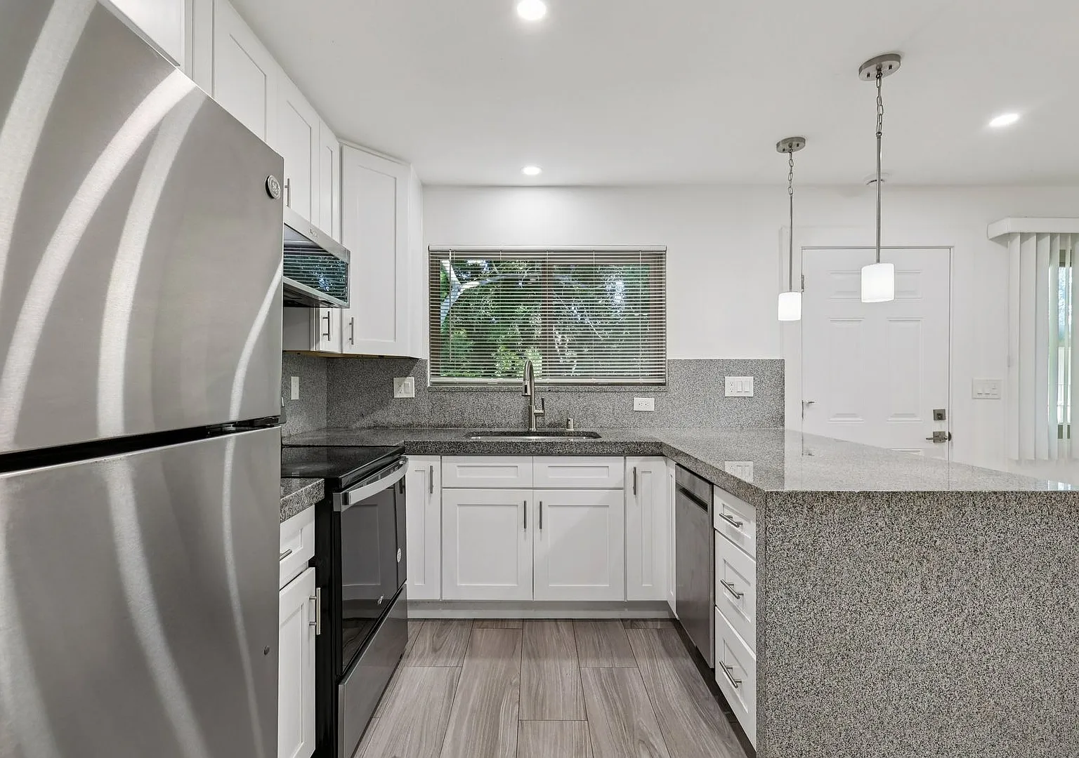 Move in Promotion! 2 Bedroom/1 Bathroom Remodeled Apartment - El Cajon — Photo 4