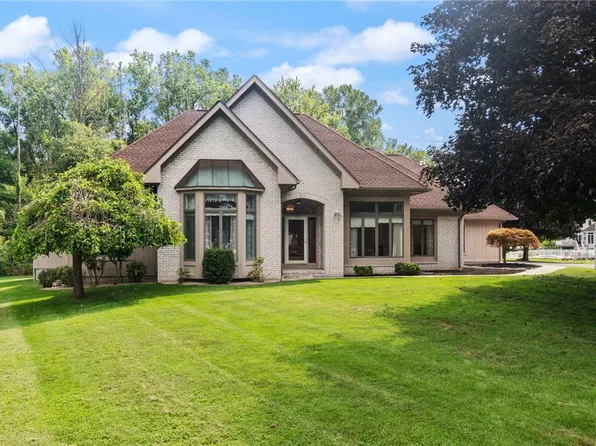 17 Saybrooke Dr, Penfield, NY 14526