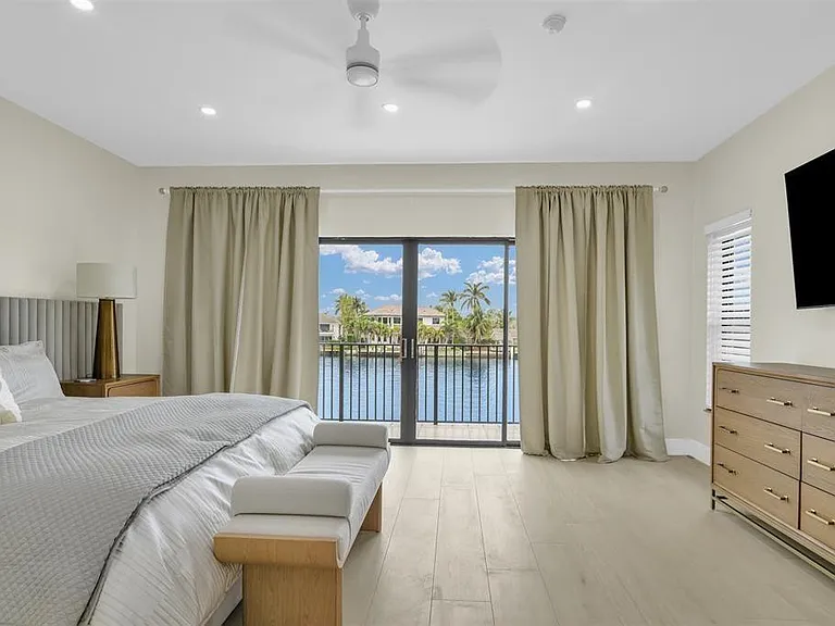 319 S Riverside Dr — Photo 35