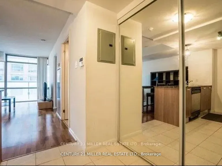 37 Grosvenor St #1504 — Photo 3