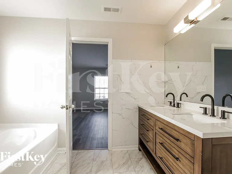 7421 Lamplighter Close Dr — Photo 10