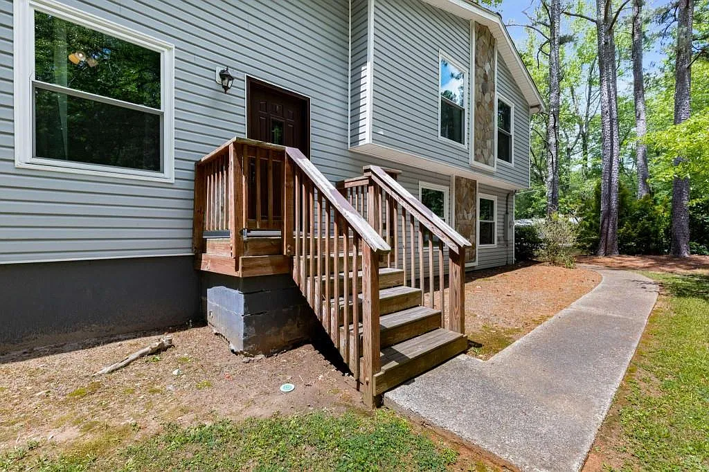 3 bed, 2.0 bath, 1467 sqft, $2,300 — Photo 3