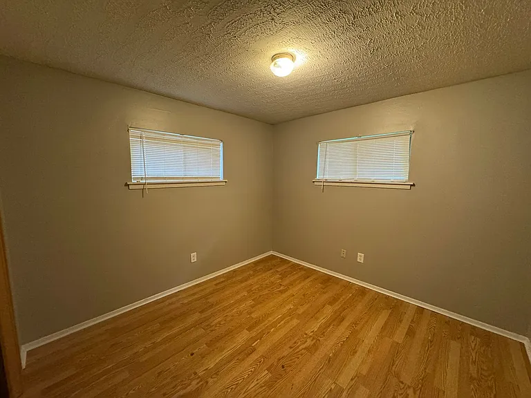 130 E Woodcrest Dr — Photo 9