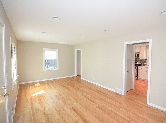 3rd image of 1690 Henry Ave