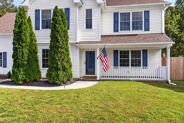 4 bed, 2.5 bath, 2700 sqft, $3,400 — Photo 3
