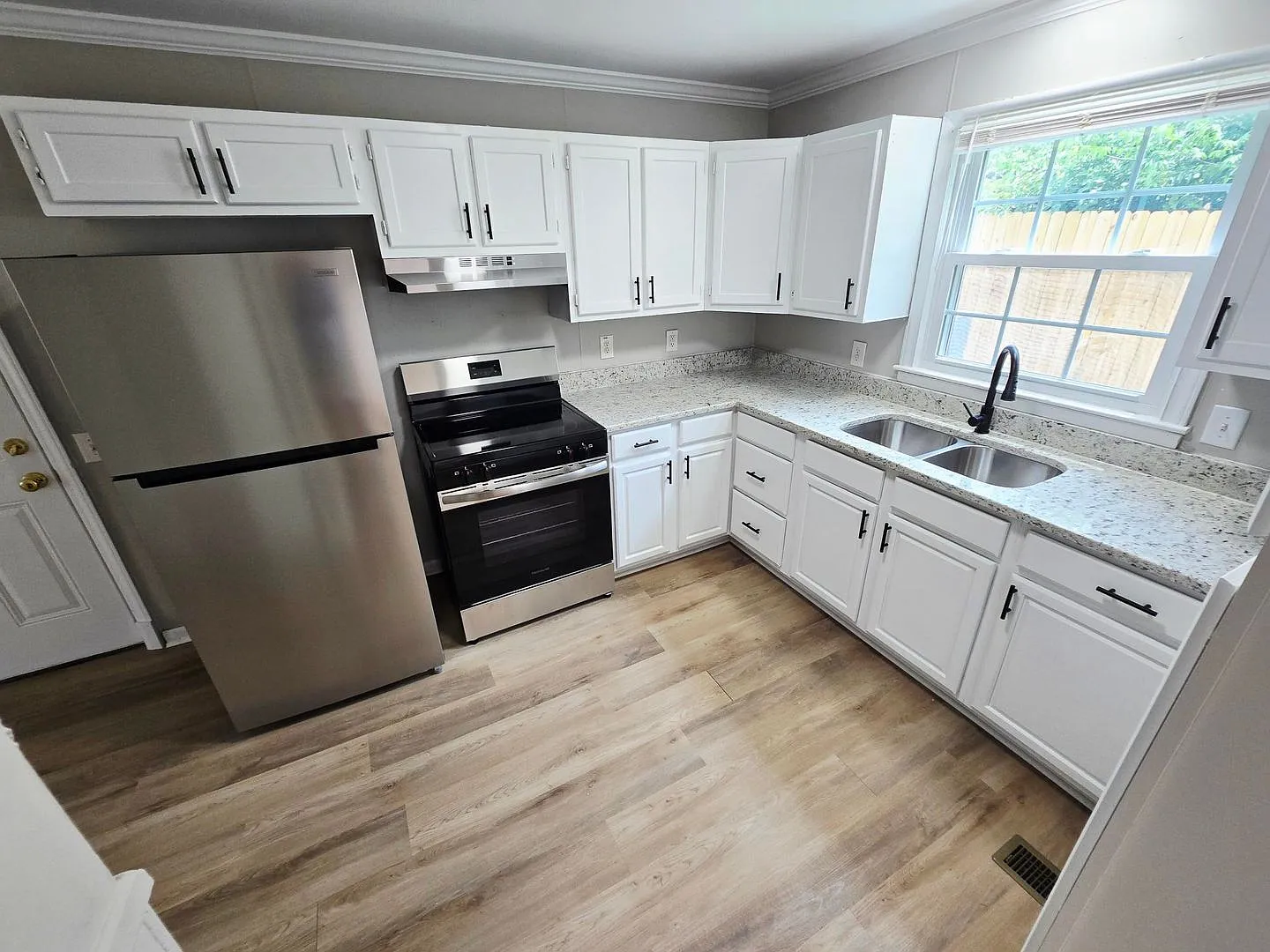 Charming 4-Bedroom Home in Burlington — Photo 4