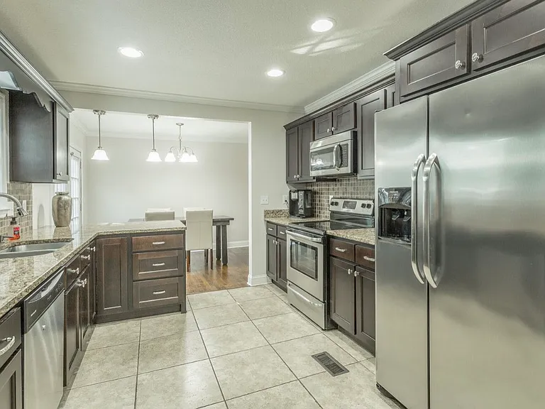 4800 Maryland Dr — Photo 3