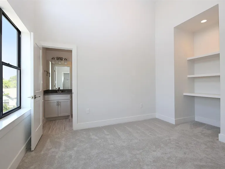 816 W 22nd St — Photo 16