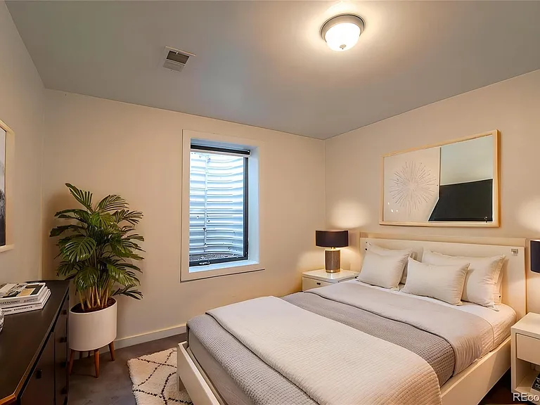 2460 Irving St #B — Photo 7