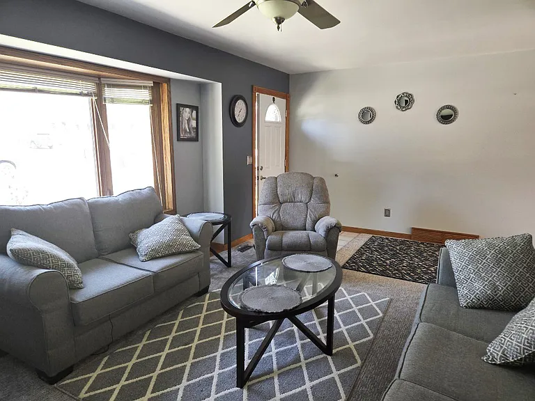 2340 Morton Ave — Photo 9
