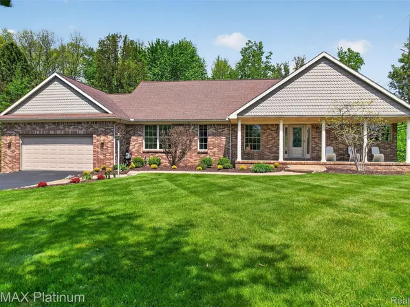 59360 Foxpointe Ln, South Lyon, MI 48178