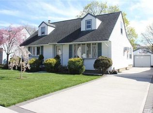 64 E Fenimore St, Valley Stream, NY 11580