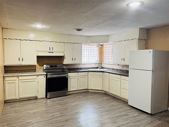 2nd image of 306 N Avenue D