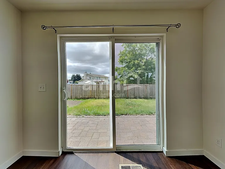 16627 Greenleaf Ave SE — Photo 4