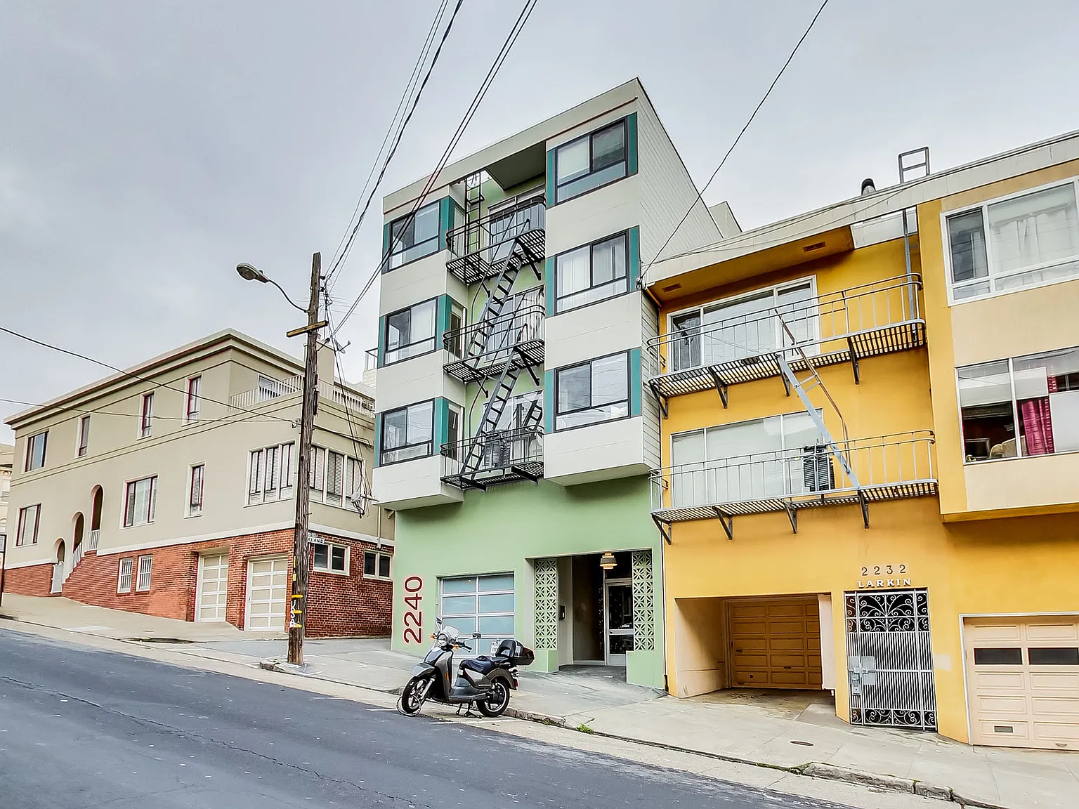 2240 Larkin — Photo 4