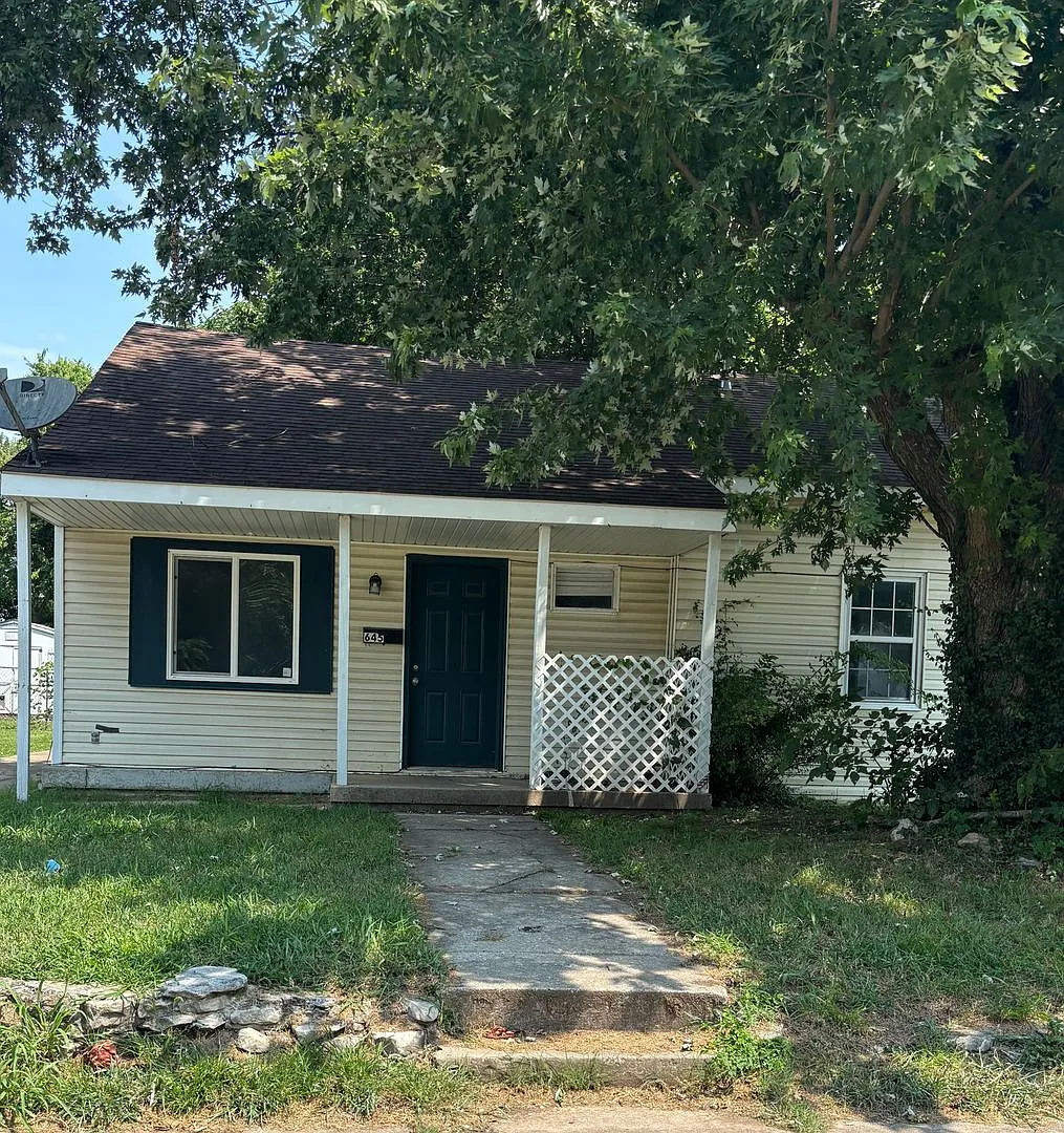 Charming 3-Bedroom Home Near Historic C-Street — Photo 1