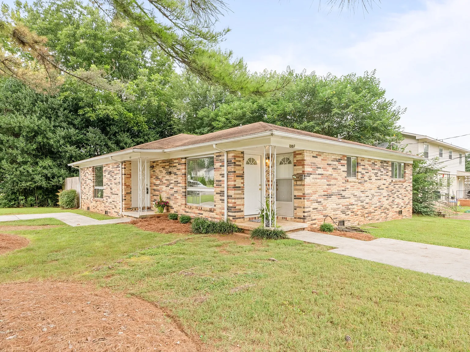 901 Stevens Ct NE — Photo 2