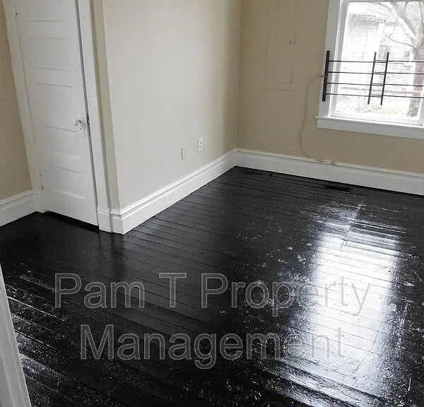 512 E Waldburg Ln — Photo 2
