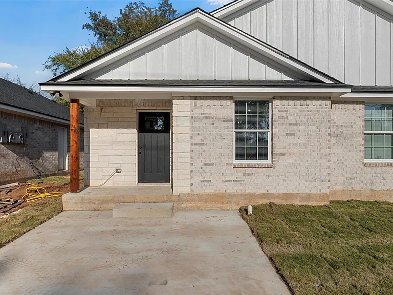 405 Hogan Ln #A & B — Photo 2