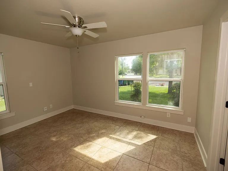 231 N Guilford Dr — Photo 22