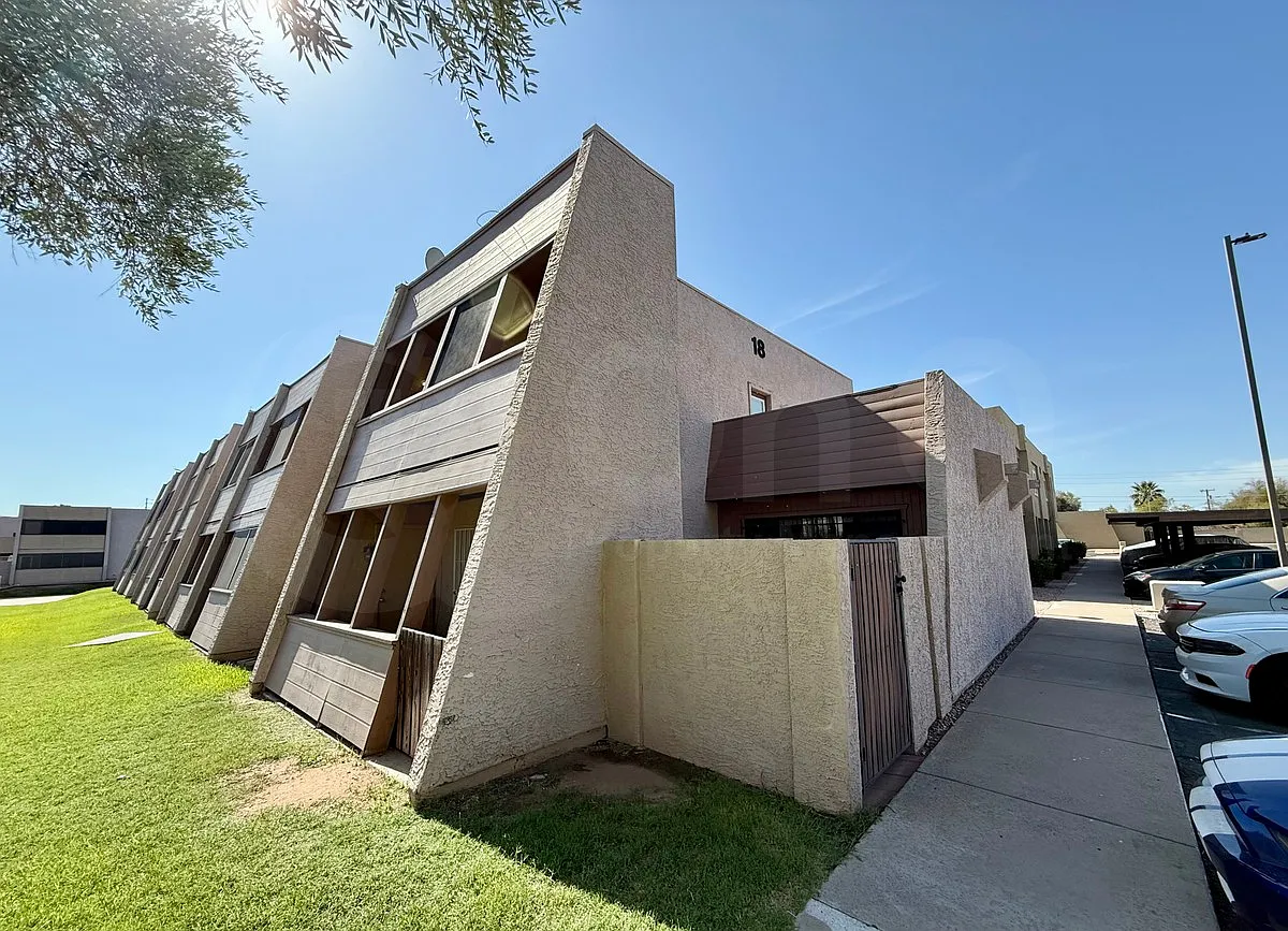 3 bed, 2.0 bath, 1320 sqft, $1,899 — Photo 3