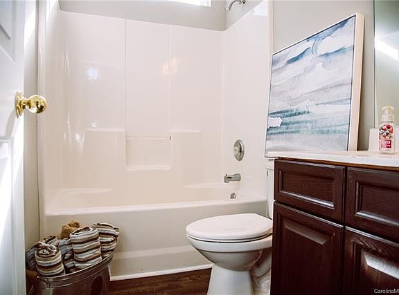 5th image of 239 Glenville Dr