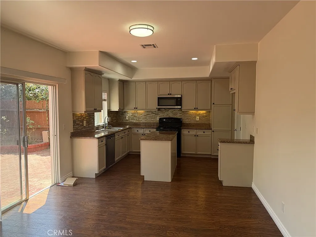 3 bed, 1840 sqft, $4,395 — Photo 4