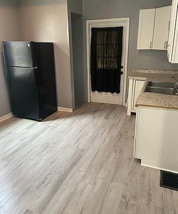 5th image of 811 S 36th St