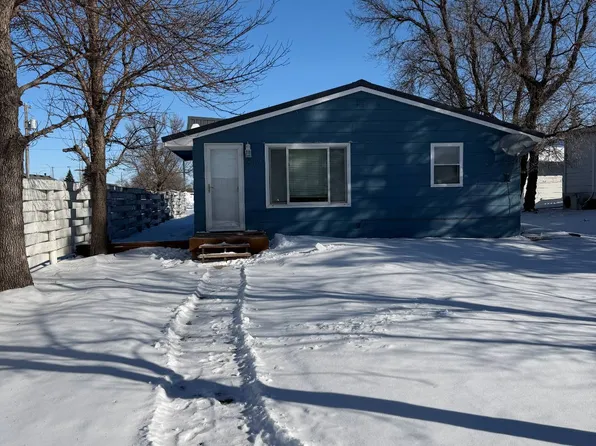 517 7th St SE, Devils Lake, ND 58301