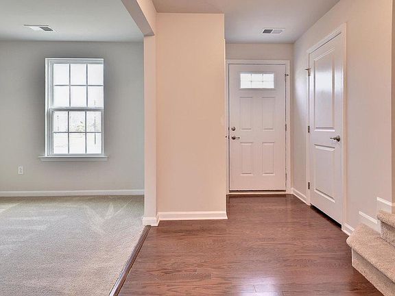 4th image of 105 Newbaker Sq