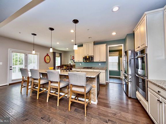 3rd image of 722 Shady Creek Ct