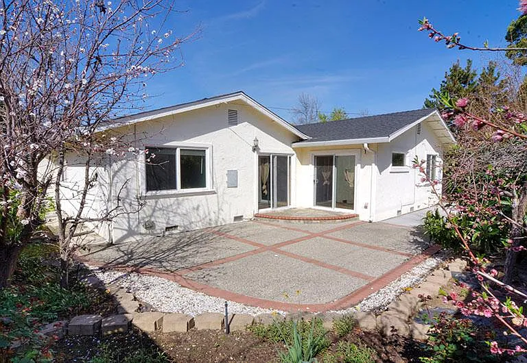 Backyard: Owner pays for gardening service for yard maintenance. Fruit trees produce ample fruit!