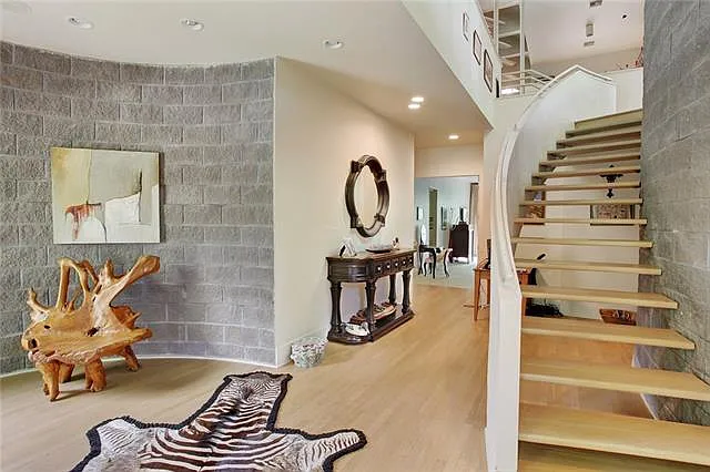 302 Bella Dr — Photo 4