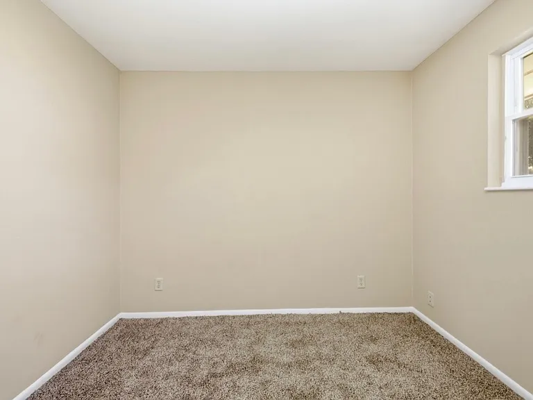 510 W Market St — Photo 9