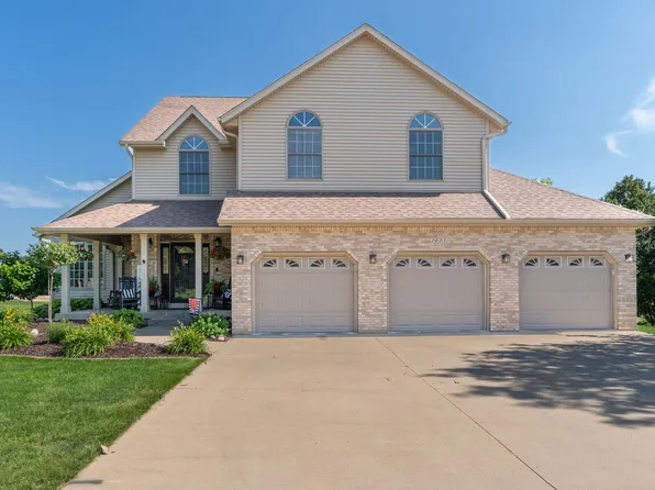 1021 Springbrook Ln, De Witt, IA 52742