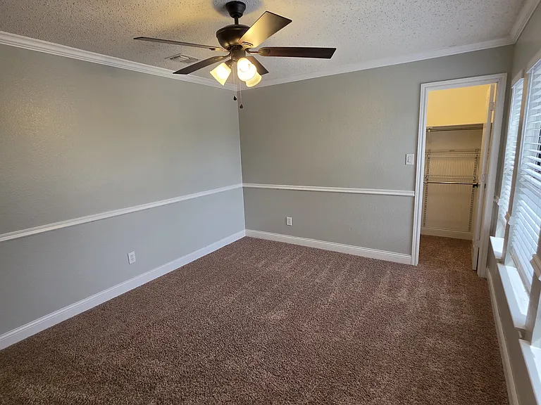 6511 White Oaks Ln — Photo 32