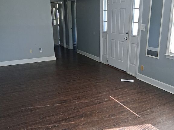 2nd image of 422 S Edgemont Cir NW