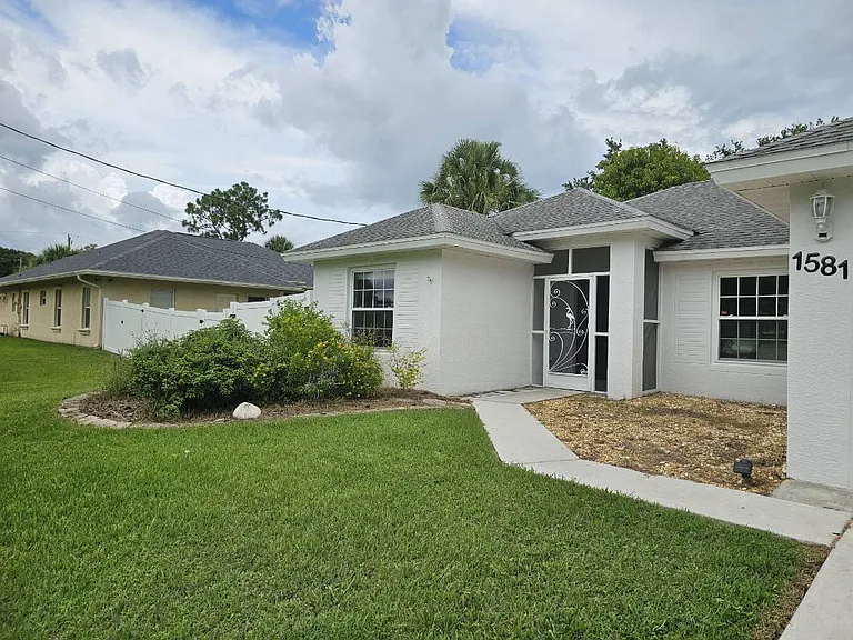 1581 SW Trevina Ave — Photo 2