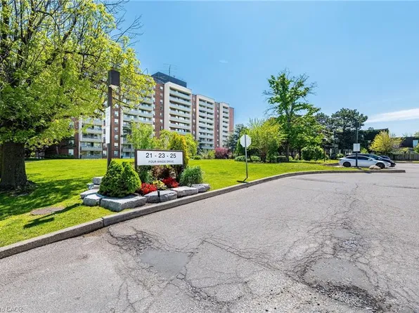 25 Four Winds Dr #405, Toronto, ON M3J 1K8
