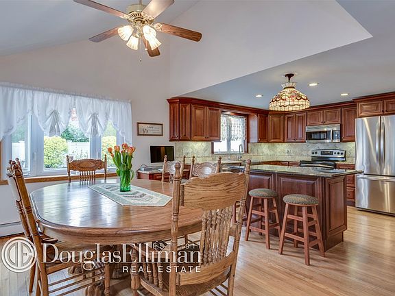 3rd image of 3 Hemlock Ln
