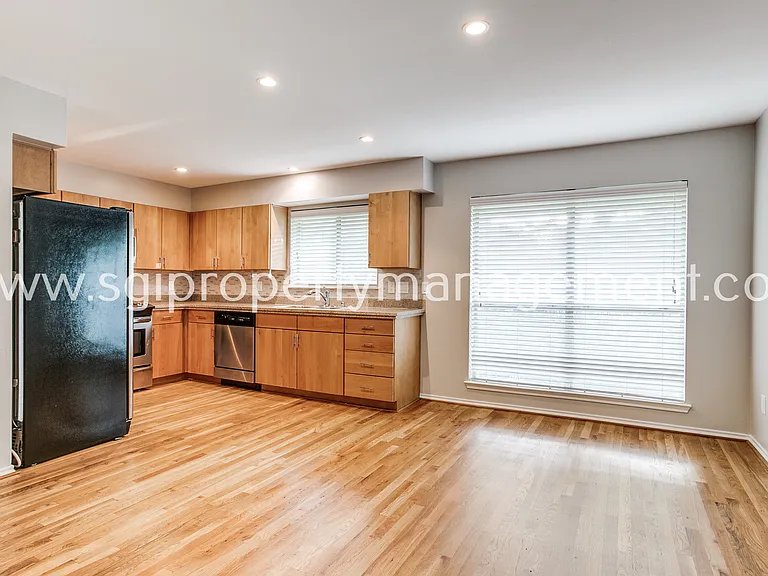 4616 W Lovers Ln — Photo 7