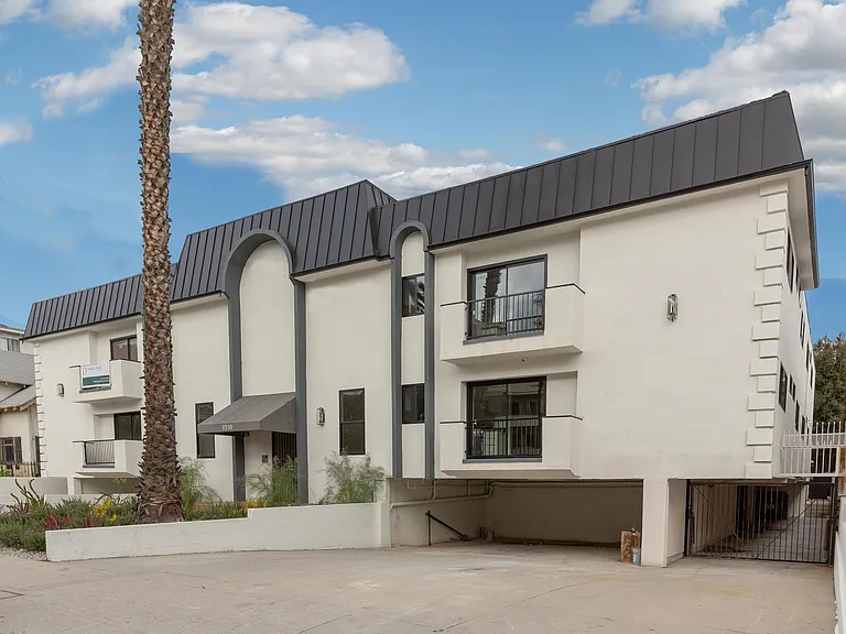 1330 N Martel Ave — Photo 32