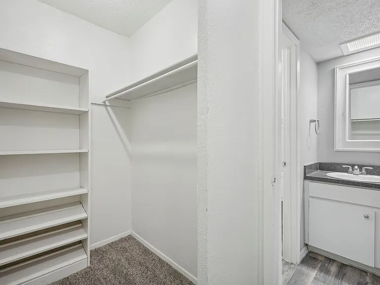 Hollyhills Apartments — Photo 14