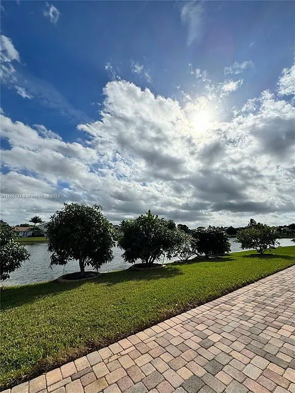 3 bed, 2.0 bath, 1905 sqft, $3,800 — Photo 3