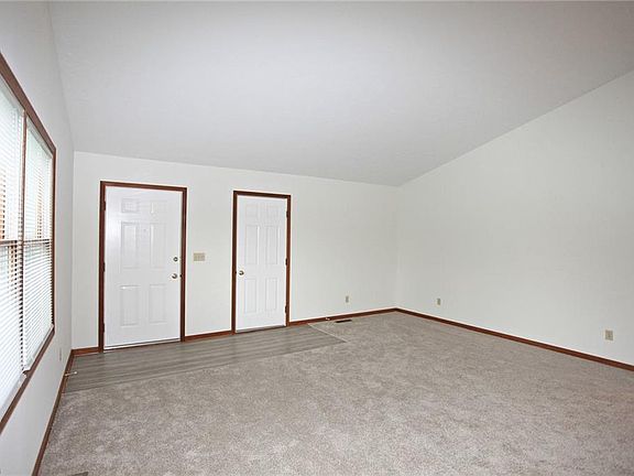 3rd image of 2022 Applewood Ct