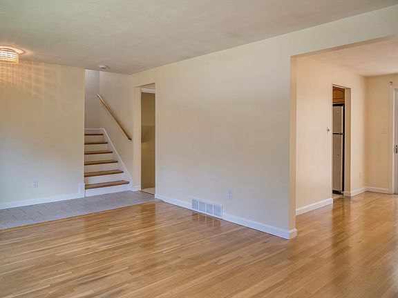 3rd image of 21 Debra Ln